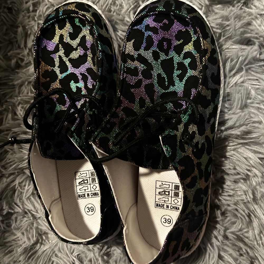 NEW!! holo leopard print canvas shoes 🖤